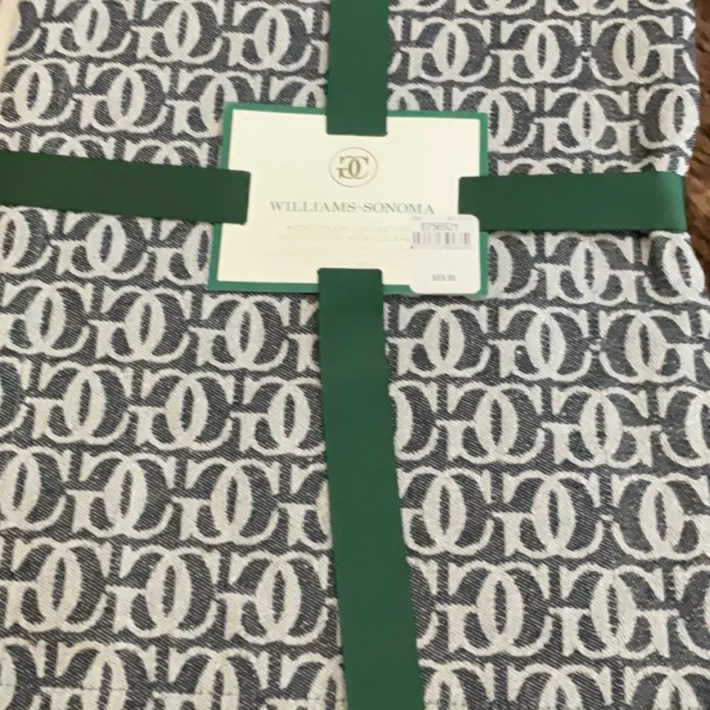 NWT WILLIAMS SONOMA SET OF 4 PLACEMATS JACQUARD, matching napkins listed also